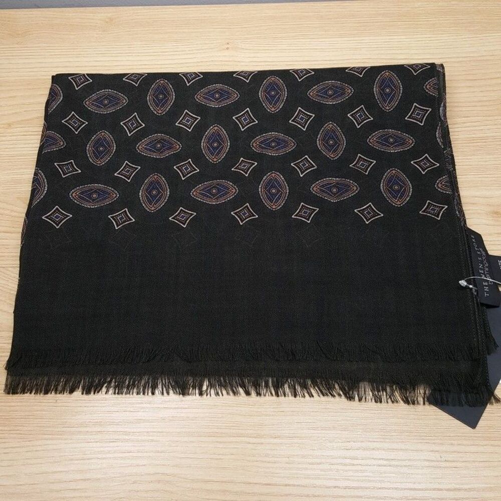 BLOOMINGDALES Mens Store Scarf Green 100% Wool Geo Medallion Lightweight $198